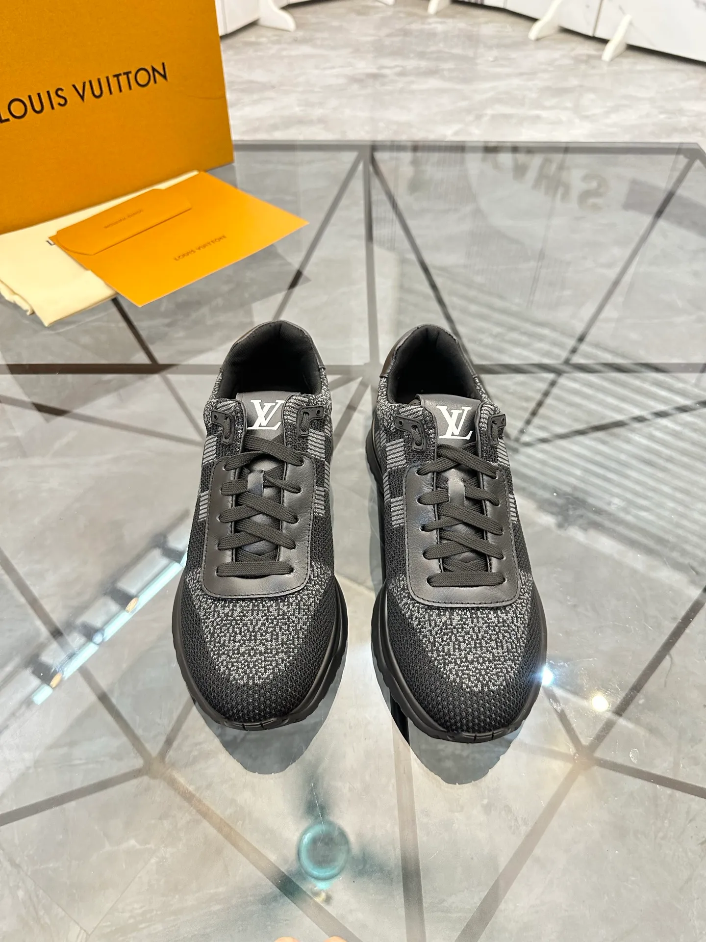 Men's shoes for sale💰: 💰P560¥ High-end quality Product trademark: LV* "Louis Vuitton*" low-top sneakers Regular size: 38-44 (can be customized to 45.46.) Product materials: imported breathable fly knit upper, breathable lining, original raw rubber translucent combination outsole. Number: 2068